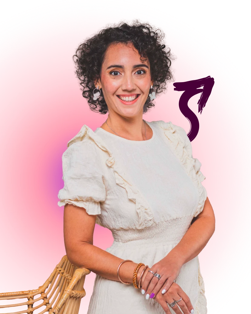 Anabelle Nirlo, fondatrice de Mumzelle Business, souriante sur fond rose.